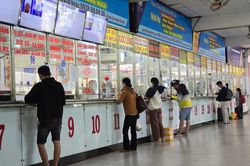 Nhộn nhịp bến xe, sân bay: SV tranh thủ về quê sớm, DHS mất 2,5 tiếng nhập cảnh
