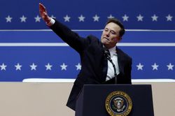 Hành động gây tranh cãi của Elon Musk vào ngày ông Trump nhậm chức