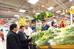 Lãnh đạo tỉnh kiểm tra tình hình cung ứng hàng hóa, giá cả thị trường thành phố Vinh dịp Tết Nguyên đán