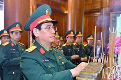 Bộ Chỉ huy Quân sự tỉnh Nghệ An dâng hoa, dâng hương tưởng niệm Chủ tịch Hồ Chí Minh