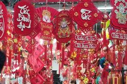 Nhộn nhịp không khí 'ngắm' và 'sắm' đồ trang trí Tết trên phố Hàng Mã
