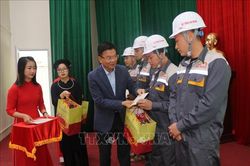 Phó Thủ tướng Lê Thành Long động viên, trao quà Tết cho nhân dân Cao Bằng