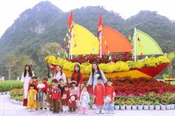 Vườn hoa xuân Ngũ Hành Sơn mở cửa đón du khách