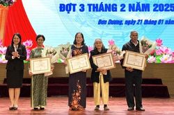Đơn Dương: Tổ chức trao Huy hiệu Đảng dịp 3/2 cho 19 đảng viên