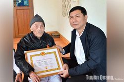 Đồng chí Trưởng Ban Nội chính Tỉnh ủy, Trưởng Ban Pháp chế HĐND tỉnh Phùng Tiến Quân trao Huy hiệu Đảng tại Yên Sơn