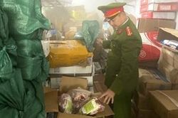 Thu giữ 1,8 tấn thực phẩm đông lạnh không rõ nguồn gốc
