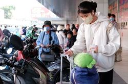 Các bến xe, cửa ngõ TPHCM đông người di chuyển về quê ăn Tết sớm