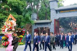 Lãnh đạo tỉnh Nghệ An dâng hoa, dâng hương tưởng niệm Chủ tịch Hồ Chí Minh và Tổng Bí thư Lê Hồng Phong