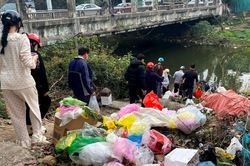 Tái diễn tình trạng vứt túi ni lông bừa bãi sau khi thả cá chép tại TP. Vinh