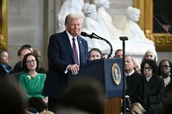 Tổng thống Mỹ Donald Trump ký hàng loạt sắc lệnh sau khi nhậm chức