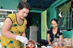 Đặc sản Tết vẫn chờ người mua