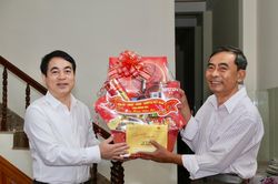 Bí thư Tỉnh ủy Nghiêm Xuân Thành thăm, chúc Tết gia đình các vị nguyên Bí thư Tỉnh ủy đã từ trần
