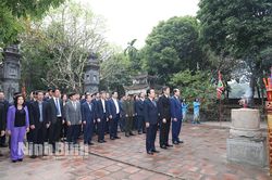 Đoàn đại biểu lãnh đạo tỉnh dâng hương nhân dịp Tết Nguyên đán Ất Tỵ 2025