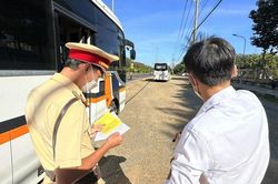 Chi tiết mức phạt đi sai làn đường của ô tô, xe máy: Cao nhất 22 triệu đồng