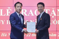 Bộ trưởng Nguyễn Mạnh Hùng nhận huy hiệu 40 năm tuổi Đảng