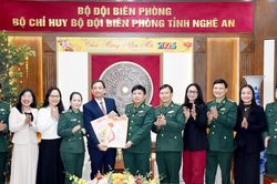 Báo Nghệ An chúc Tết Bộ Chỉ huy Quân sự và Bộ đội Biên phòng tỉnh