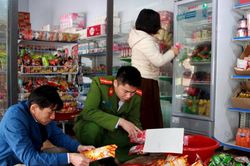 Nhiều bánh kẹo không rõ nguồn gốc bày bán ở vùng cao Nghệ An