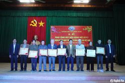 Trao Huy hiệu Đảng cho 18 đảng viên tại huyện Quỳnh Lưu