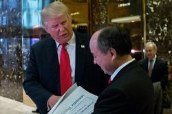Mối quan hệ giữa ông trùm công nghệ Nhật Bản và Tổng thống Trump