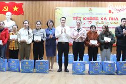 Trao quà cho người lao động tại các tổ tự quản khu nhà trọ quận Sơn Trà