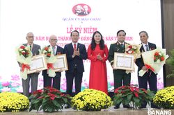 Quận ủy Hải Châu trao Huy hiệu Đảng đợt 3-2
