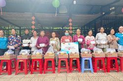 Trao tặng 100 phần quà cho hộ gia đình đặc biệt khó khăn