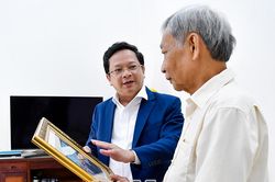 Phó bí thư Thường trực Tỉnh ủy Nguyễn Đức Hiển chúc tết các đồng chí nguyên lãnh đạo Tỉnh ủy