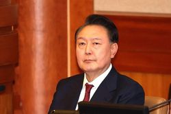 Cựu Bộ trưởng Quốc phòng Hàn Quốc bảo vệ Tổng thống Yoon tại tòa