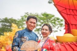 Giới trẻ tấp nập check in đường hoa Tết ở 'khu nhà giàu' TPHCM