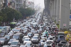 Các cửa ngõ đông đúc, có nơi kẹt cứng vào chiều làm việc cuối năm 2024
