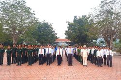 Lãnh đạo TX. Tịnh Biên viếng nghĩa trang liệt sĩ