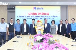Lãnh đạo thành phố thăm doanh nghiệp làm việc trong dịp Tết