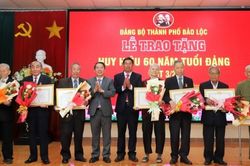 Bảo Lôc tổ chức kỷ niệm 95 năm Ngày thành lập Đảng và trao tặng Huy hiệu Đảng đợt 3/2