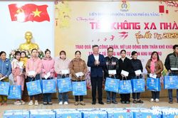 Trao quà cho người lao động tại các tổ tự quản khu nhà trọ quận Cẩm Lệ