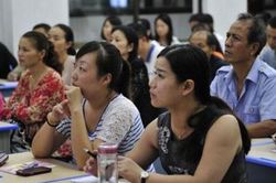 Đi họp phụ huynh đầu năm, tôi bị 'soi' vì đứng lên phản đối để người giàu làm trưởng ban phụ huynh
