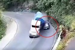 Khúc cua tử thần: Xe tải lật nghiêng đè lên ô tô, 5 người bị thương nặng