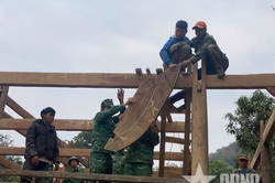 Giúp người dân di chuyển đến điểm định cư mới, đón Tết Nguyên đán Ất Tỵ 2025