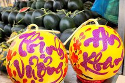 Trái cây đặc sản trưng bày dịp Tết hút khách