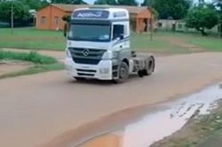 Thoát nạn thần kỳ khi bị cuốn cả đoạn đường dài dưới gầm xe đầu kéo