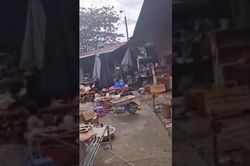 Khói đen bốc cao khi ngọn lửa bùng cháy tại chợ Yên Minh (Hà Giang) chiều giáp Tết