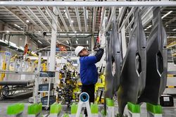 Các nhà sản xuất xe điện Trung Quốc 'không thể ngừng giảm giá' năm 2025