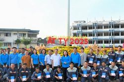 Sóc Trăng: Thăm hỏi, tặng quà người lao động làm việc đêm Giao thừa Tết Ất Tỵ