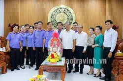 Phó Bí thư Thường trực Tỉnh ủy Kim Ngọc Thái thăm chúc tết tại VKSND tỉnh Trà Vinh