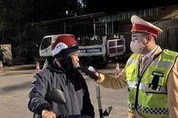 Cảnh sát giao thông Nghệ An xử lý nồng độ cồn khép kín các khung giờ, làm xuyên Tết