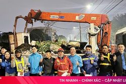 Tuổi trẻ Hà Tĩnh tặng quà động viên công nhân môi trường đêm Giao thừa