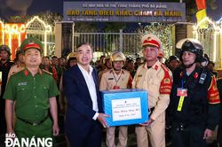 Chủ tịch UBND thành phố Lê Trung Chinh thăm, chúc Tết các đơn vị