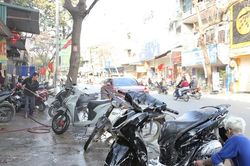 Rửa xe ngày 29 Tết, người dân phải chờ 2 tiếng mới tới lượt
