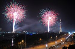 Người dân hân hoan đón xem màn pháo hoa sớm đêm giao thừa