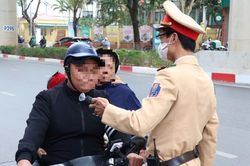 CSGT Hà Nội kiểm tra nồng độ cồn ngày mùng 1 Tết