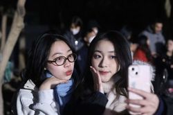 Giới trẻ tưng bừng đón Giao Thừa Ất Tỵ 2025: Ngắm pháo hoa rực rỡ, Đi lễ chùa cầu may